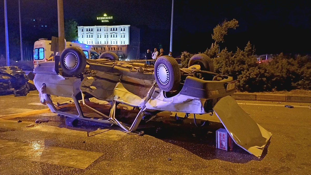 Karabük'ün Safranbolu ilçesinde 2 otomobilin çarpıştığı kazada 2'si ağır 7 kişi yaralandı. İhbar...