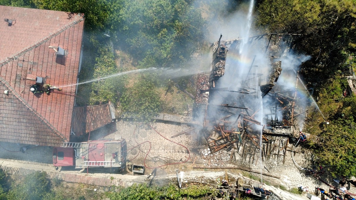 Karabük'ün Safranbolu ilçesinde çıkan yangında tarihi konak kullanılamaz hale geldi.