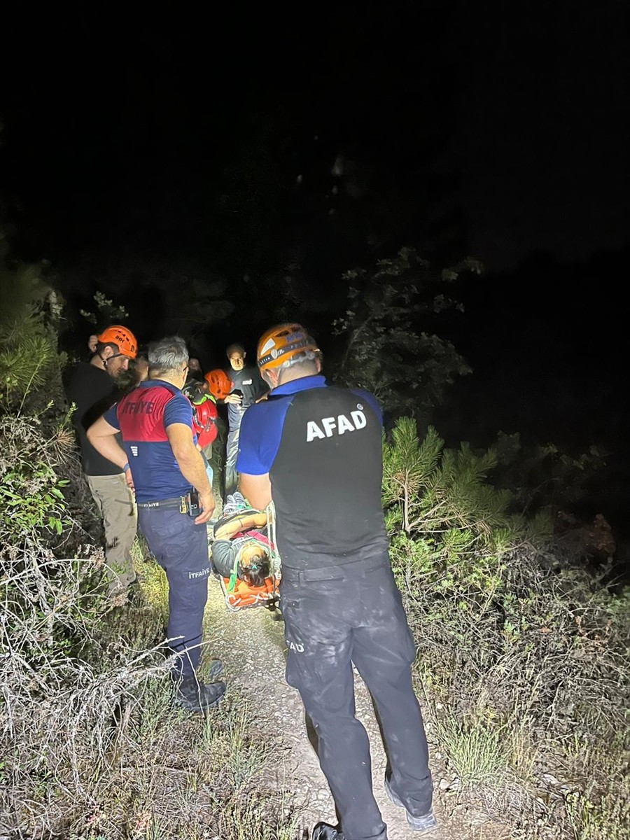 Karabük'ün Safranbolu ilçesinde kayalıktan düşen kişi yaralandı. Bacağı kırılan yaralı, olay...
