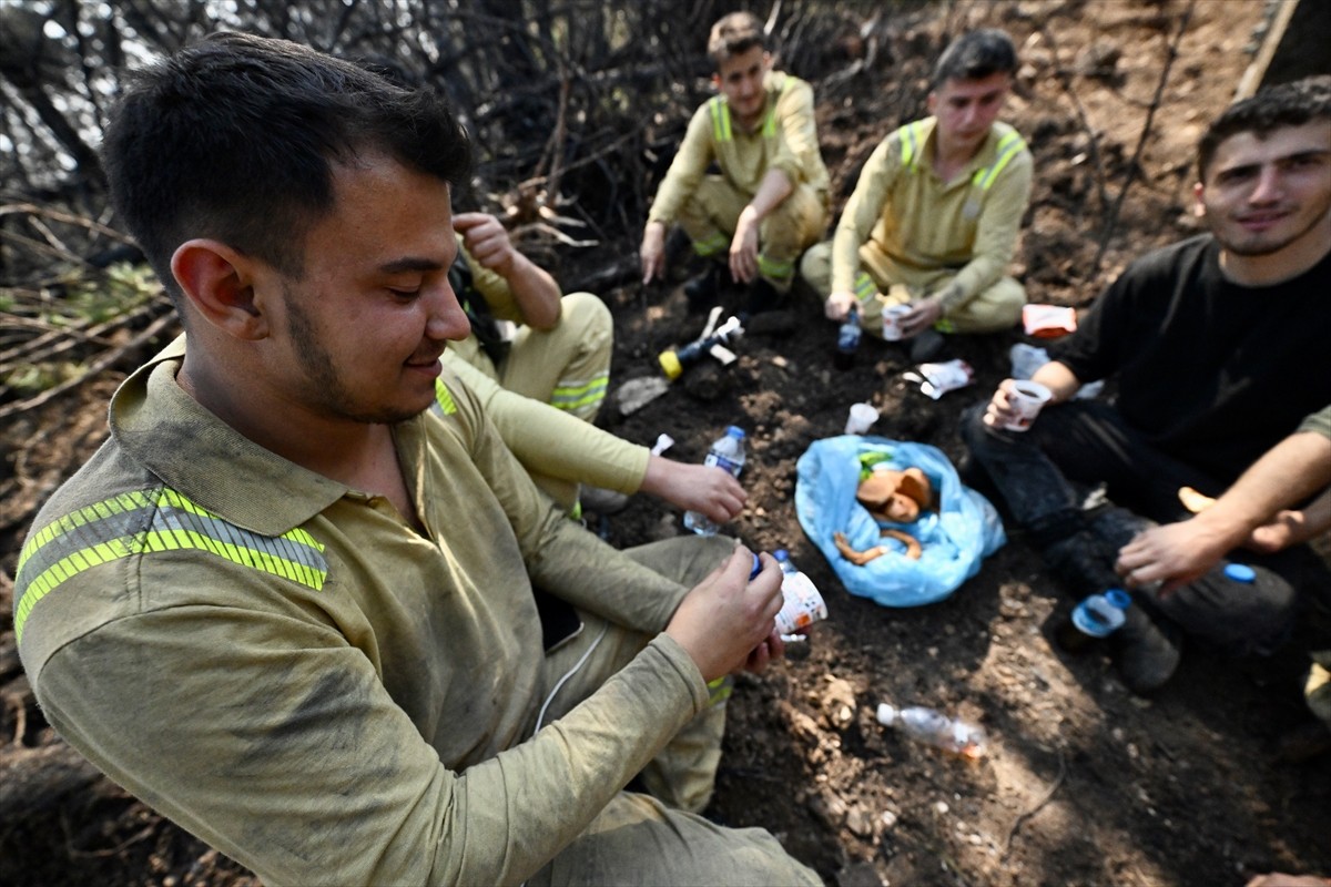 Karabük merkezde dün başlayan yangına karadan müdahale eden Orman Genel Müdürlüğü ekipleri, yeşil...