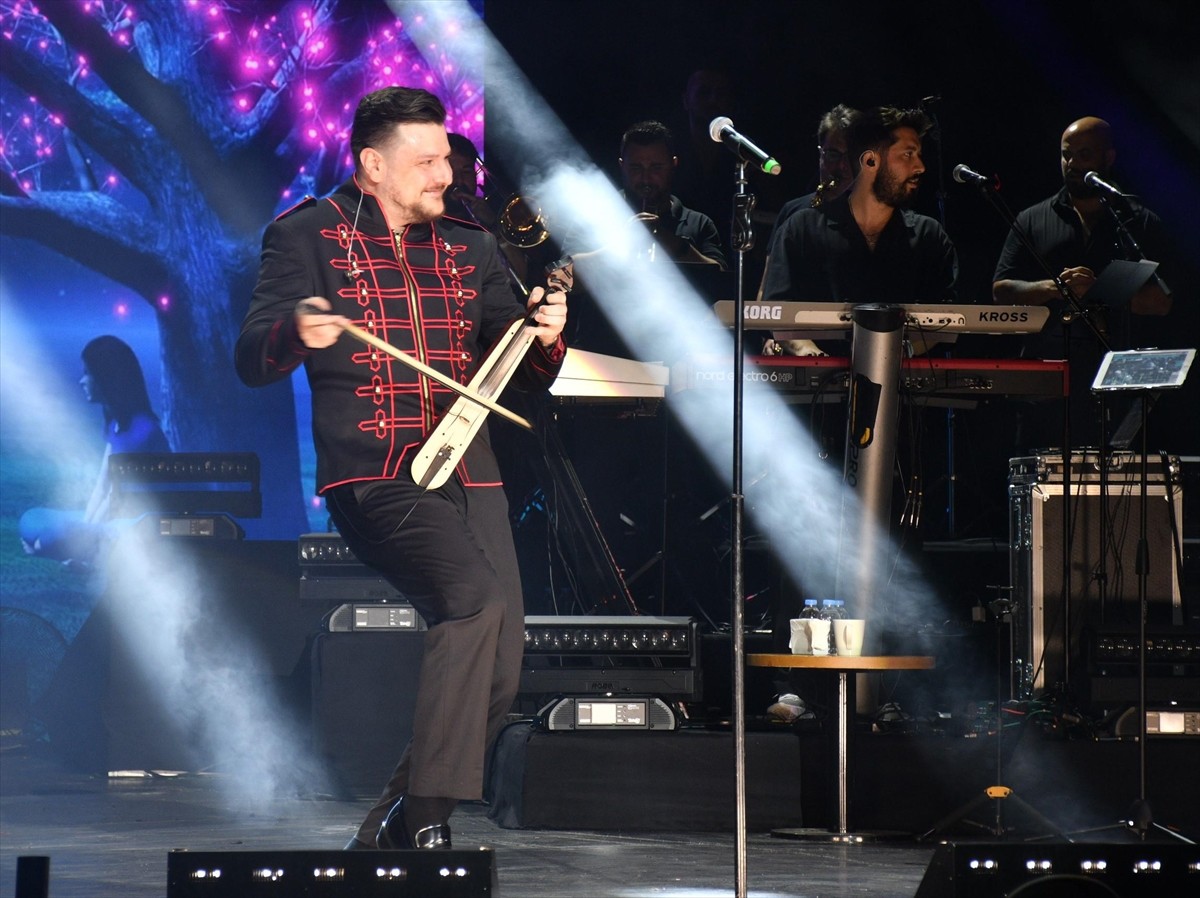 Karadeniz müziğinin sevilen sanatçısı Ekin Uzunlar, Harbiye Cemil Topuzlu Açık Hava Tiyatrosu'nda...