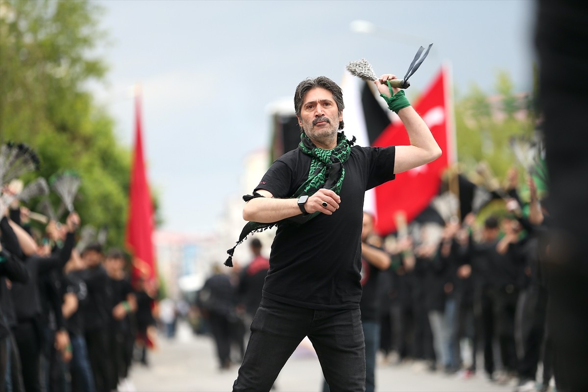 Kars'ta Kerbela şehitleri için anma programları düzenlendi. Hazreti Ali Çarşı Camisi önünde bir...