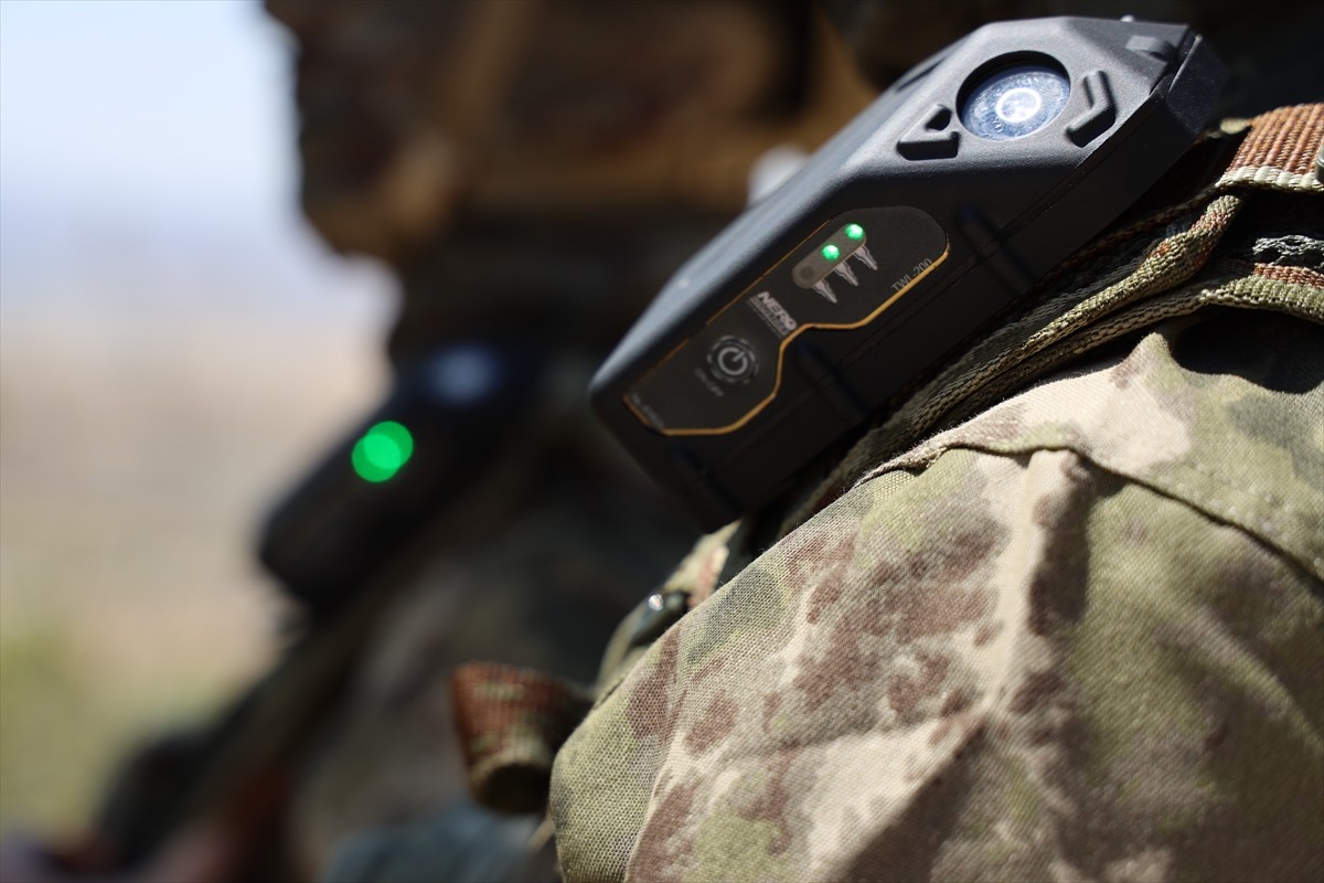 Kask ya da omuzda taşınabilen Lazer Uyarı Sistemi, lazer işaretlemesiyle hedefe yönelen tehditleri...