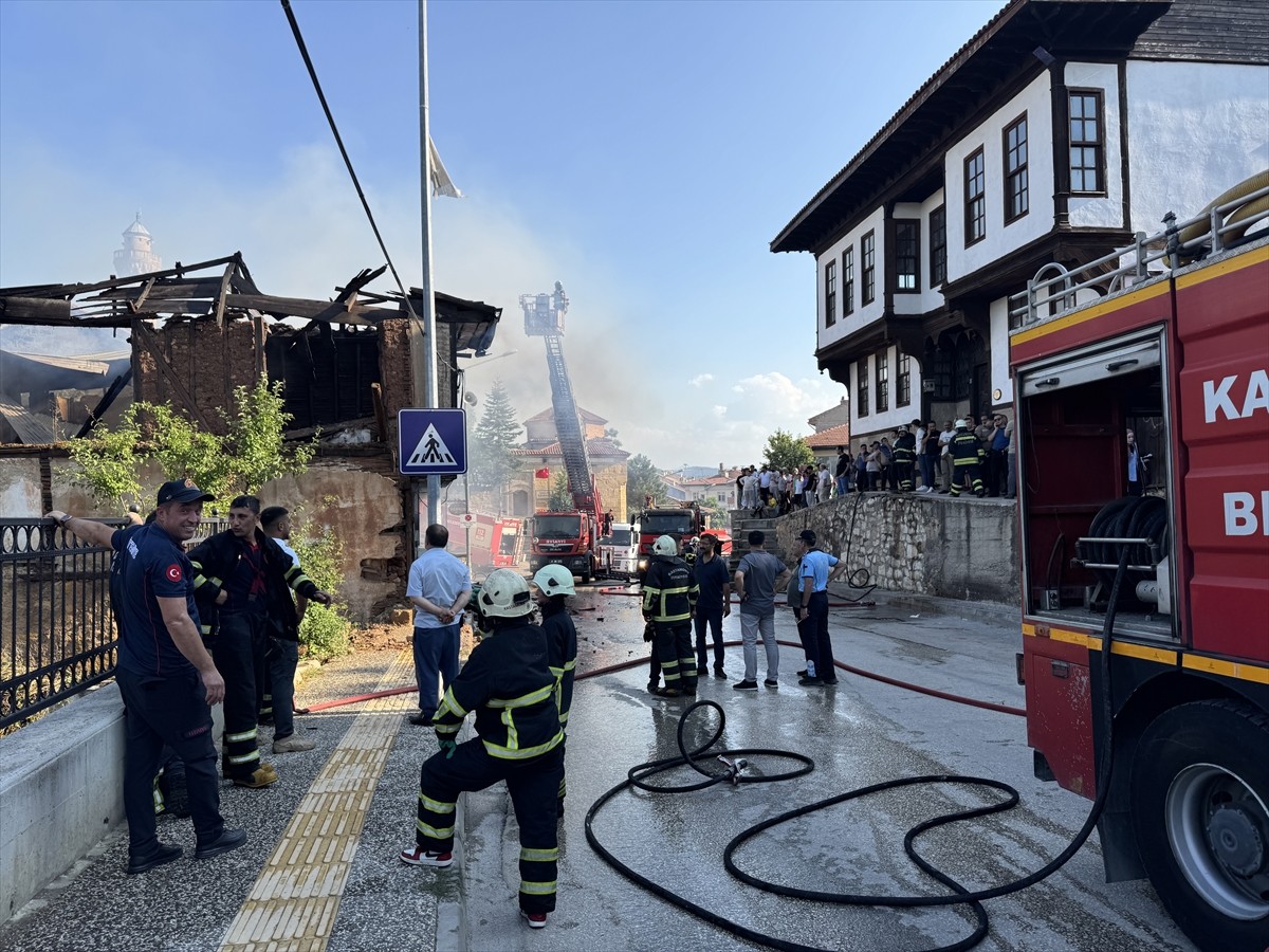Kastamonu'da 2 katlı metruk binada çıkan yangın hasara neden oldu. İsmail Bey Mahallesi'ndeki...