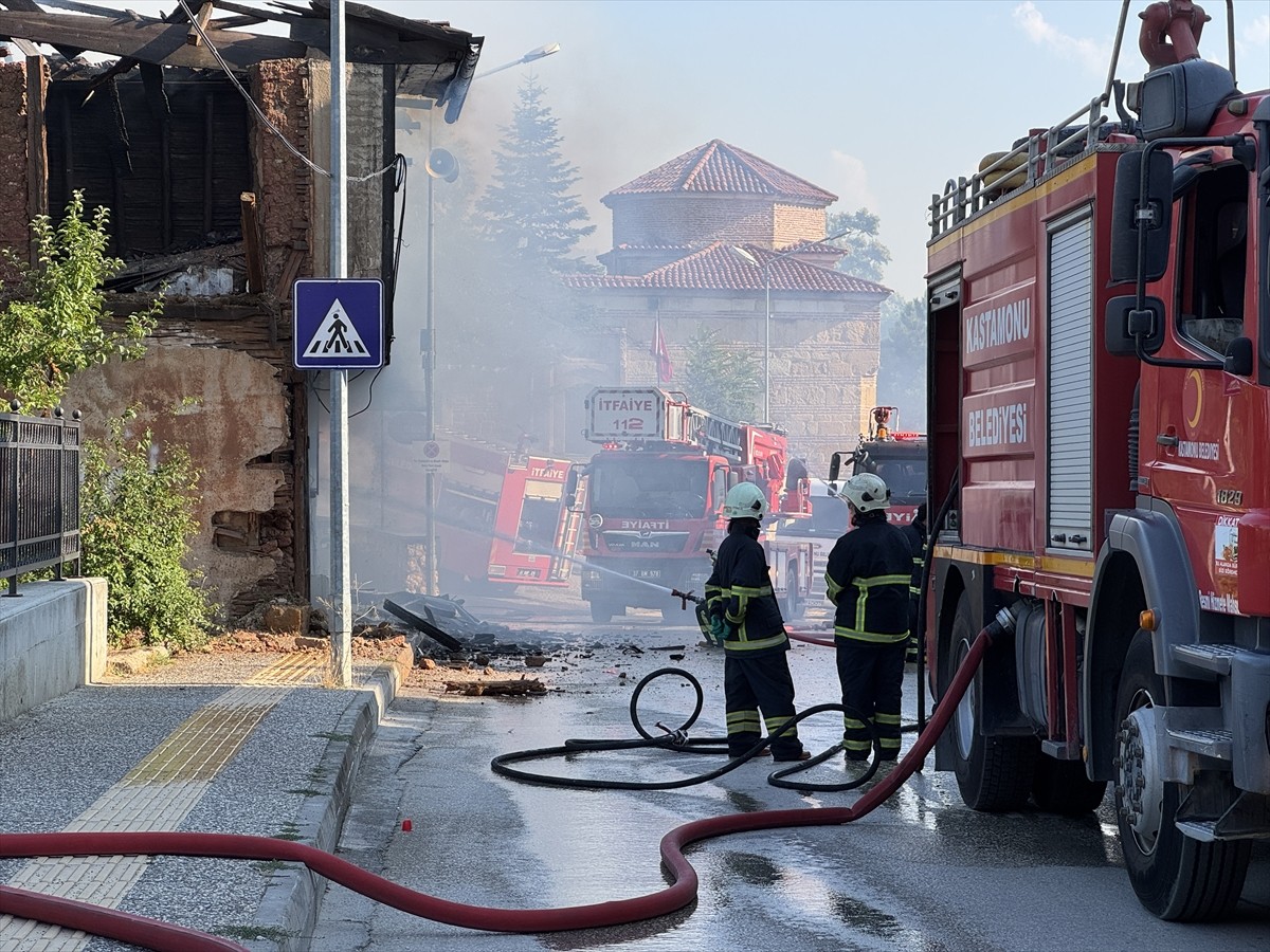 Kastamonu'da 2 katlı metruk binada çıkan yangın hasara neden oldu. İsmail Bey Mahallesi'ndeki...