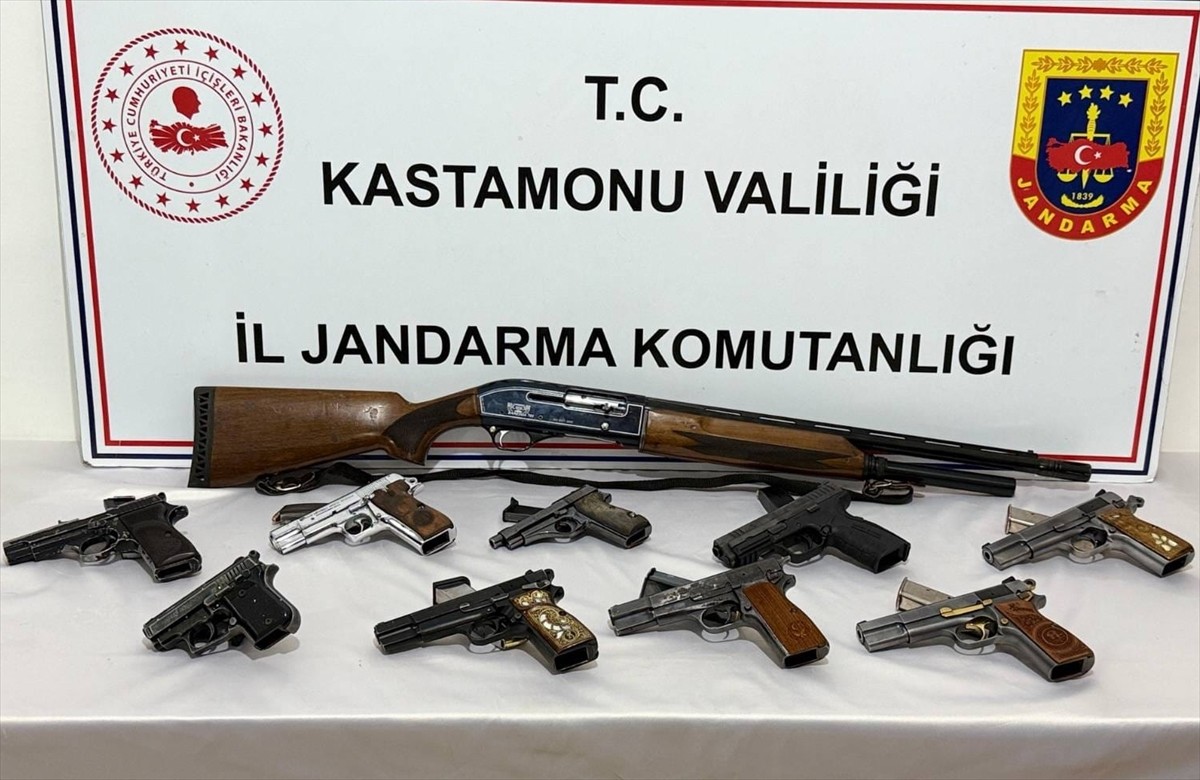 Kastamonu'da evinde 10 ruhsatsız silah bulunan şüpheli gözaltına alındı.