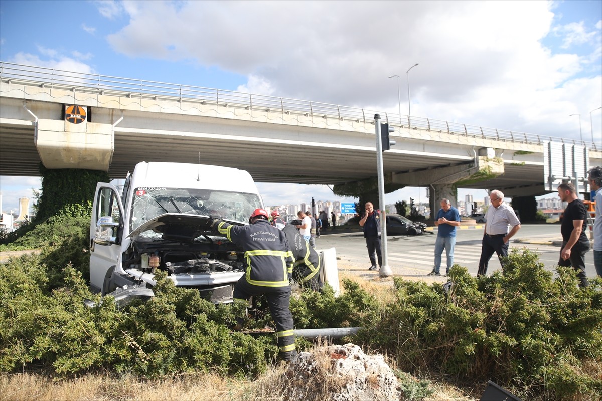 Kastamonu'da minibüs ile otomobilin çarpışması sonucu 4 kişi yaralandı. Kaza yerine itfaiye...