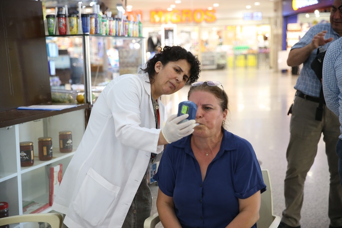 Kastamonu'da, "Dumansız Türkiye" kapsamında açılan stantta sigaranın zararlarıyla ilgili bilgi...
