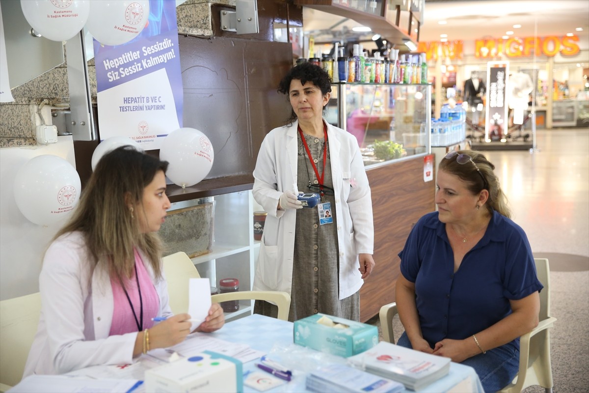 Kastamonu'da, "Dumansız Türkiye" kapsamında açılan stantta sigaranın zararlarıyla ilgili bilgi...
