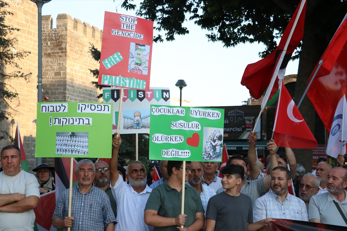Kayseri'de, Anadolu Gençlik Derneği üyeleri ve vatandaşlar, İsrail'in Filistin'e yönelik...
