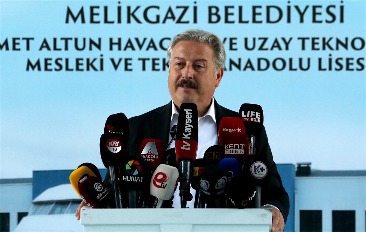 Kayseri'de uçağı andıran mimarisiyle dikkati çeken Mehmet Altun Havacılık ve Uzay Teknolojileri...