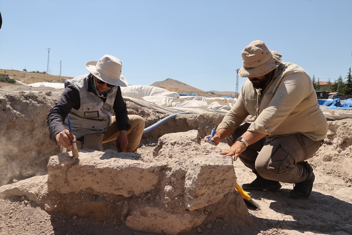 Kayseri'nin İncesu ilçesinde bulunan Geç Roma-Erken Bizans dönemine ait mozaikli yapıyı ortaya...