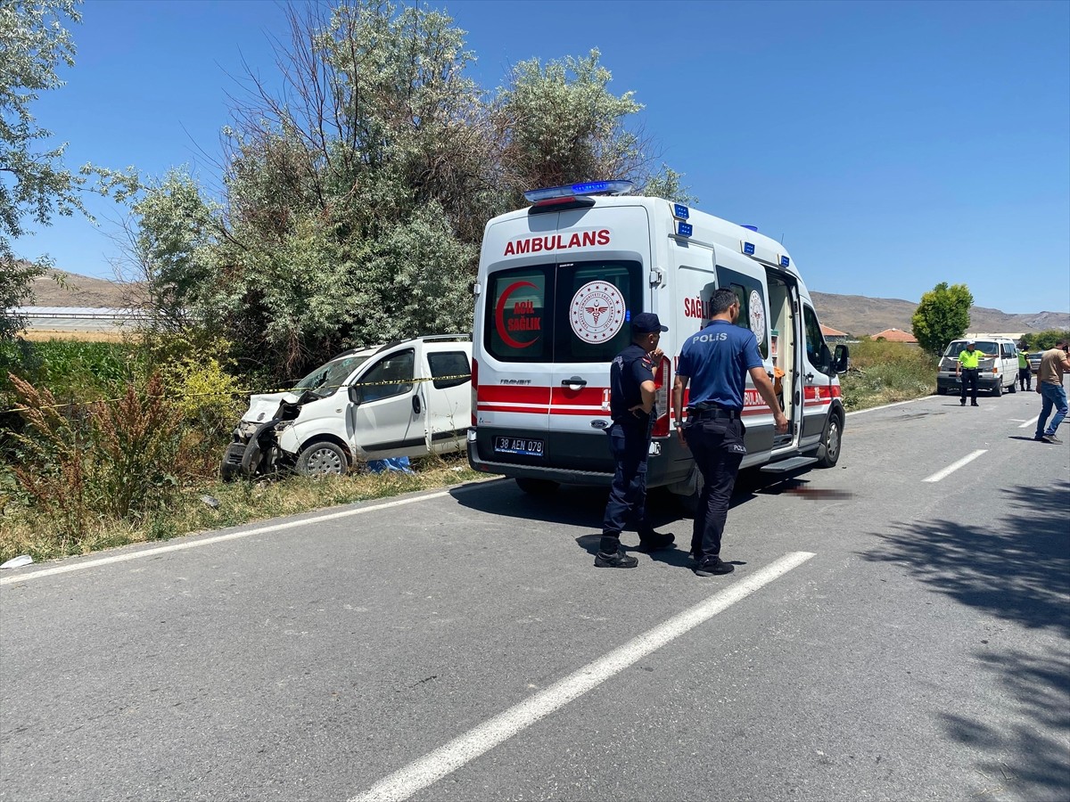 Kayseri'nin Kocasinan ilçesinde hafif ticari aracın, park halindeki hafif ticari araca çarptığı...