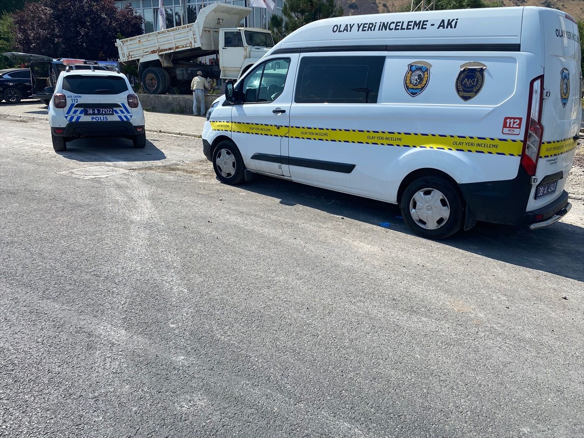 Kayseri'nin Melikgazi ilçesinde 1 işçi kanalizasyon çalışması sırasında meydana gelen toprak...