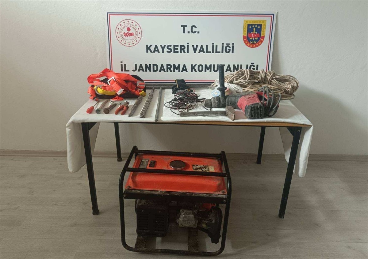 Kayseri'nin Talas ilçesinde izinsiz kazı yapan 3 şüpheli gözaltına alındı. Alanda yapılan aramada...