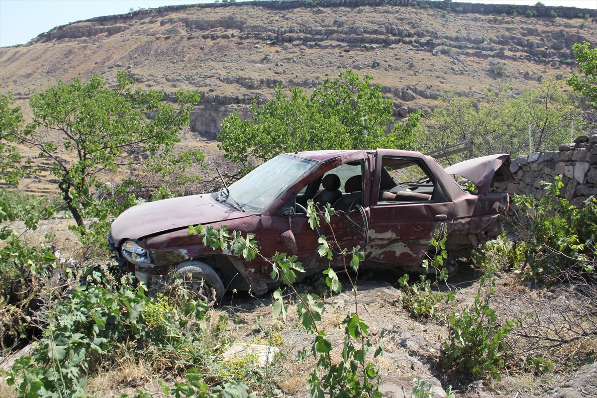 Kayseri'nin Talas ilçesinde müstakil evin bahçesine düşen otomobilin sürücüsü yaralandı.
