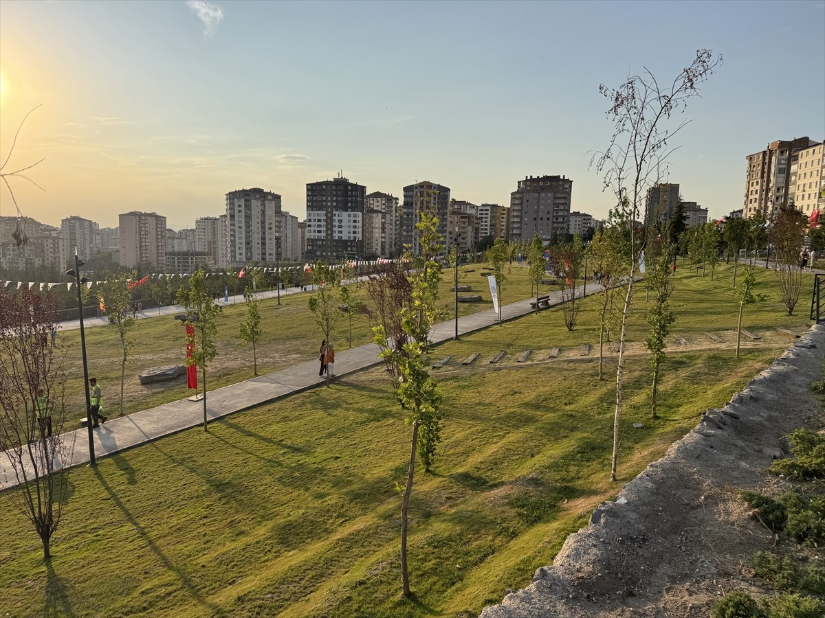 Kayseri'nin Talas ilçesinde yapımı tamamlanan millet bahçesi açıldı. Törende, Talas Belediye...