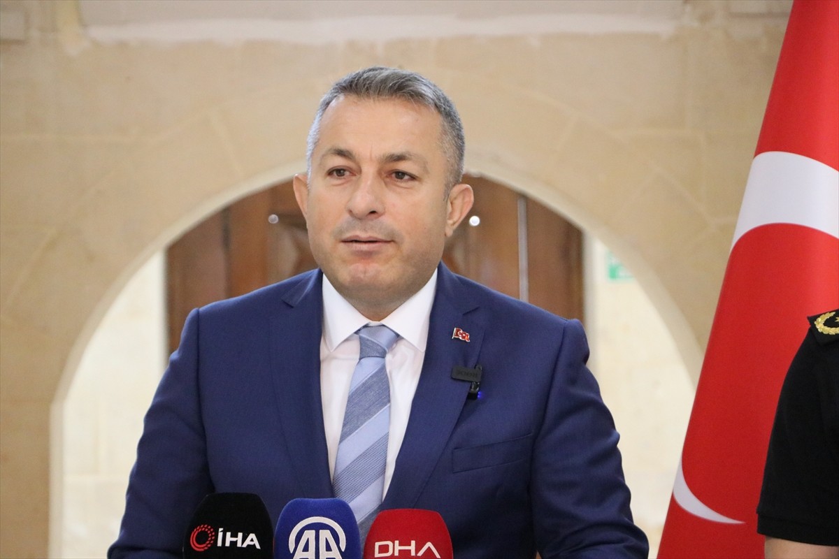 Kilis Valisi Tahir Şahin, Valilik Toplantı Salonu'nda düzenlenen asayiş ve güvenlik toplantısının...