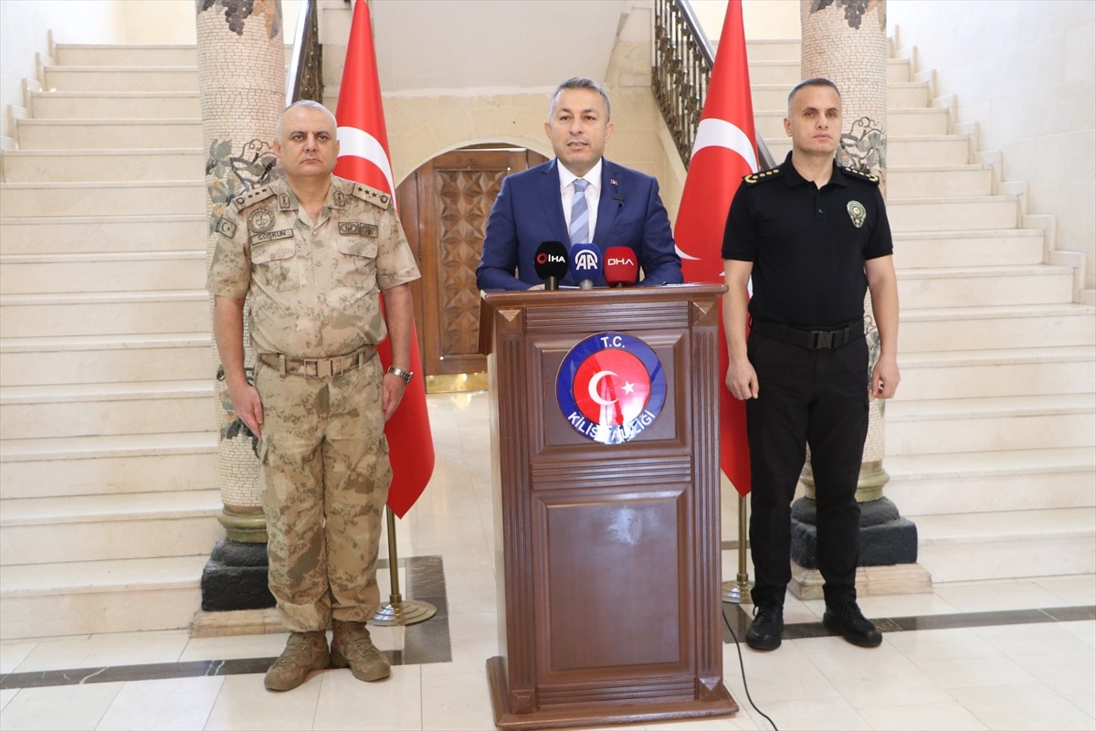 Kilis Valisi Tahir Şahin, Valilik Toplantı Salonu'nda düzenlenen asayiş ve güvenlik toplantısının...