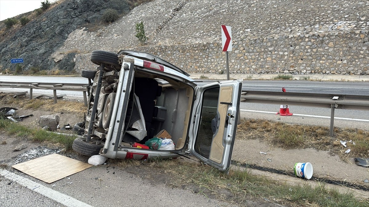 Kırıkkale'de hafif ticari aracın devrilmesi sonucu 1 kişi hayatını kaybetti, 1 kişi...