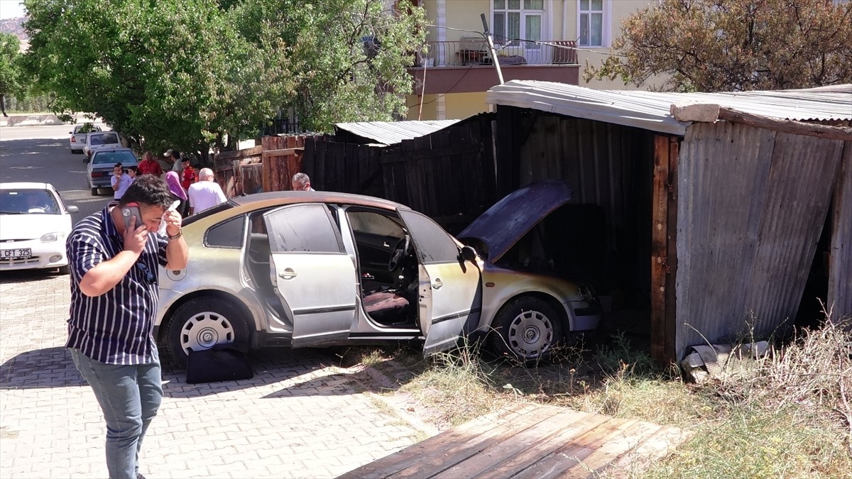 Kırıkkale'de otluk alanda başlayıp garaja sıçrayan yangında bir otomobilde büyük çapta hasar...