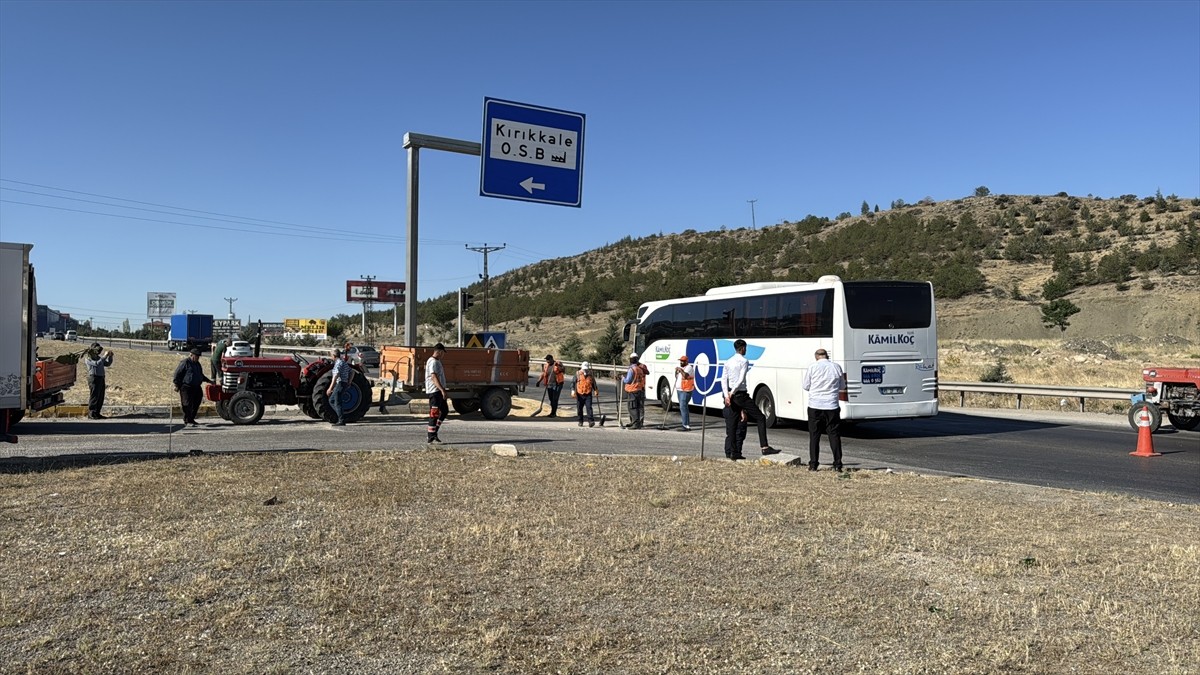 Kırıkkale'de yolcu otobüsü ile traktörün çarpışması sonucu 4 kişi yaralandı.