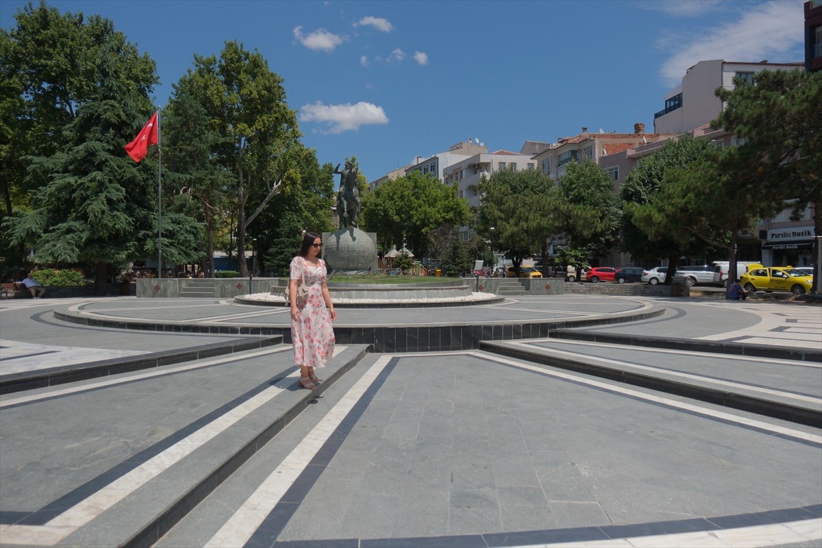 Kırklareli'nde etkili olan sıcak hava hayatı olumsuz etkiliyor. Özgürlük ve Demokrasi Meydanı'nda...