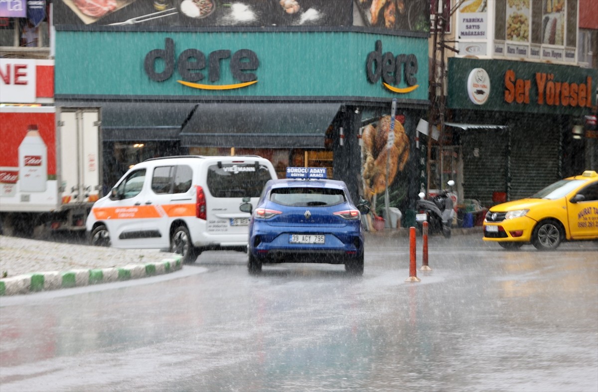 Kırklareli'nde zaman zaman etkili olan sağanak hava sıcaklığını düşürdü.