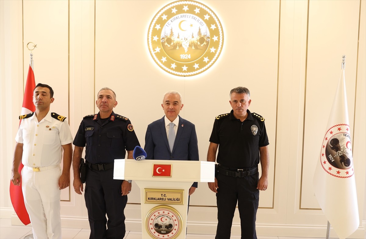 Kırklareli Valisi Uğur Turan (sağ 2), Kırklareli Valiliği'nde düzenlenen Asayiş Basın...