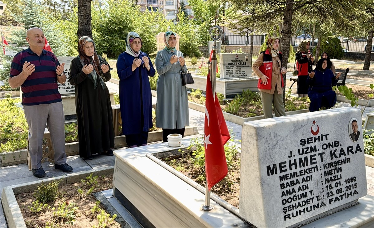 Kırşehir'de, 15 Temmuz Demokrasi ve Milli Birlik Günü dolayısıyla şehitlikler ziyaret edildi....