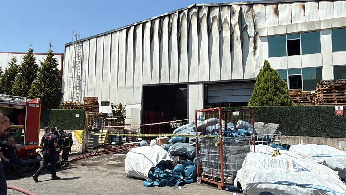 Kocaeli'nin Çayırova ilçesinde plastik varil üretimi yapılan fabrikada çıkan yangın kontrol altına...