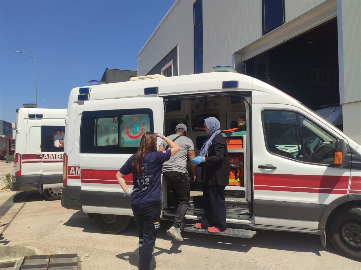 Kocaeli'nin Dilovası ilçesinde bir fabrikada çıkan yangında dumandan etkilenen 5 işçi hastaneye...