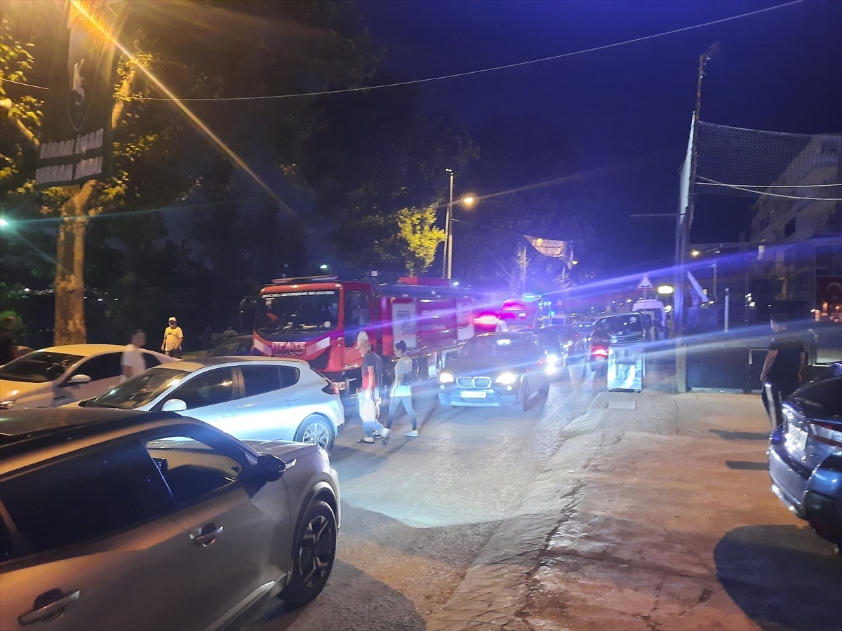 Kocaeli'nin Gölcük ilçesinde bir apartmanda gaz kaçağı olduğu şüphesiyle bina sakinleri tahliye...