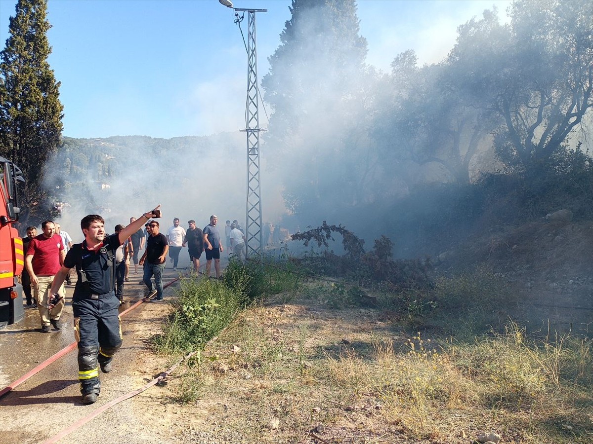 Kocaeli'nin Karamürsel ilçesinde ormanlık alanda çıkan yangın söndürülmeye...