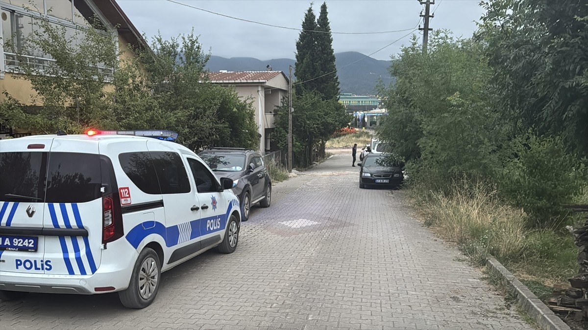 Kocaeli'nin Kartepe ilçesinde bir kişi tartıştığı üvey oğlunu göğsünden bıçakla yaraladı. Polis...