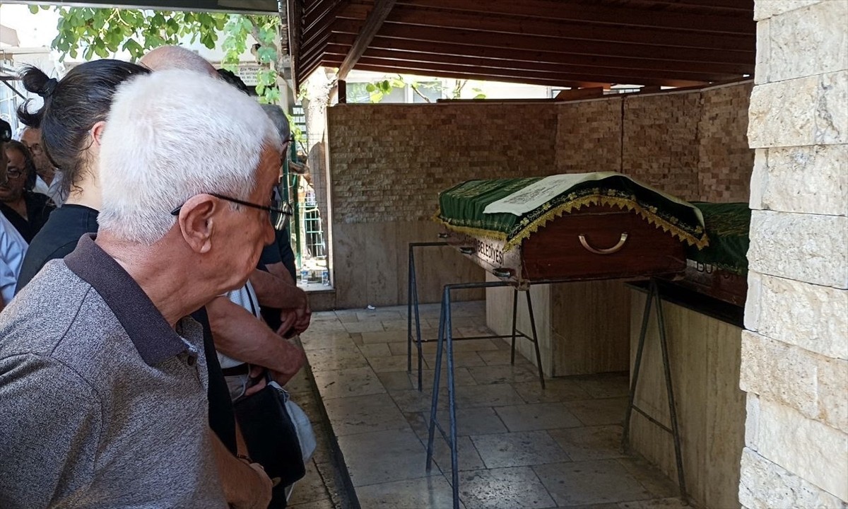 Kocaeli’nin Karamürsel ilçesinde silahla vurularak öldürülen baba ve oğlu toprağa verildi.