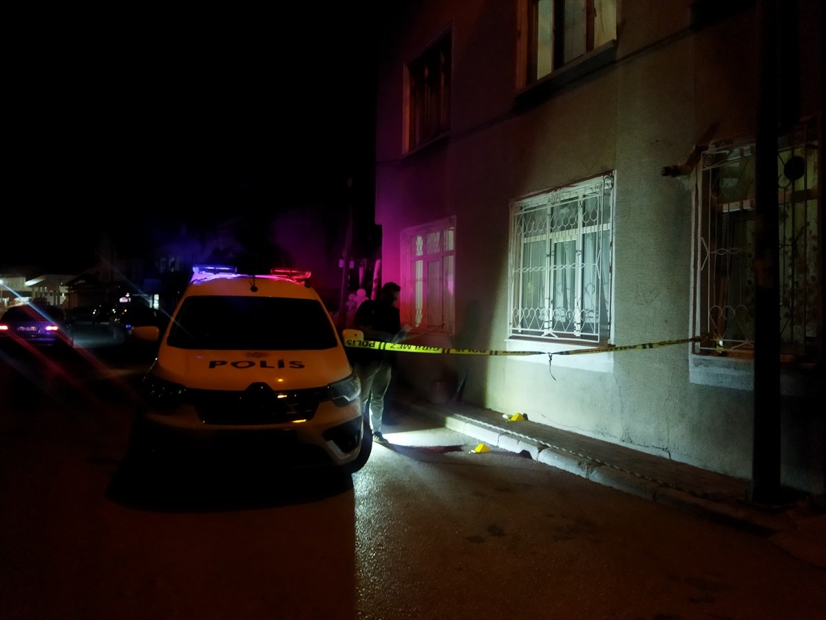 Konya'da 8 yaşındaki çocuk 3. kattan düşerek ağır yaralandı. Ekipler olay yerinde çalışma...