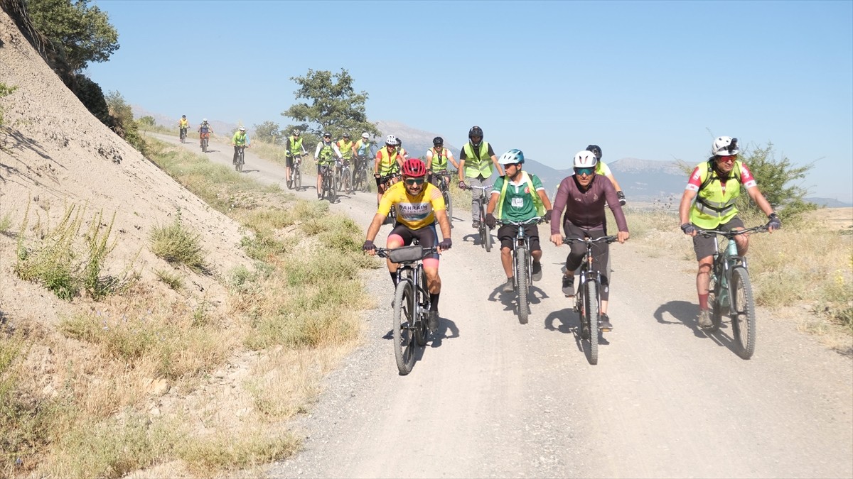  Konya'da çok sayıda bisikletlinin katıldığı etkinlik kapsamında 60 kilometrelik rotada kentin...