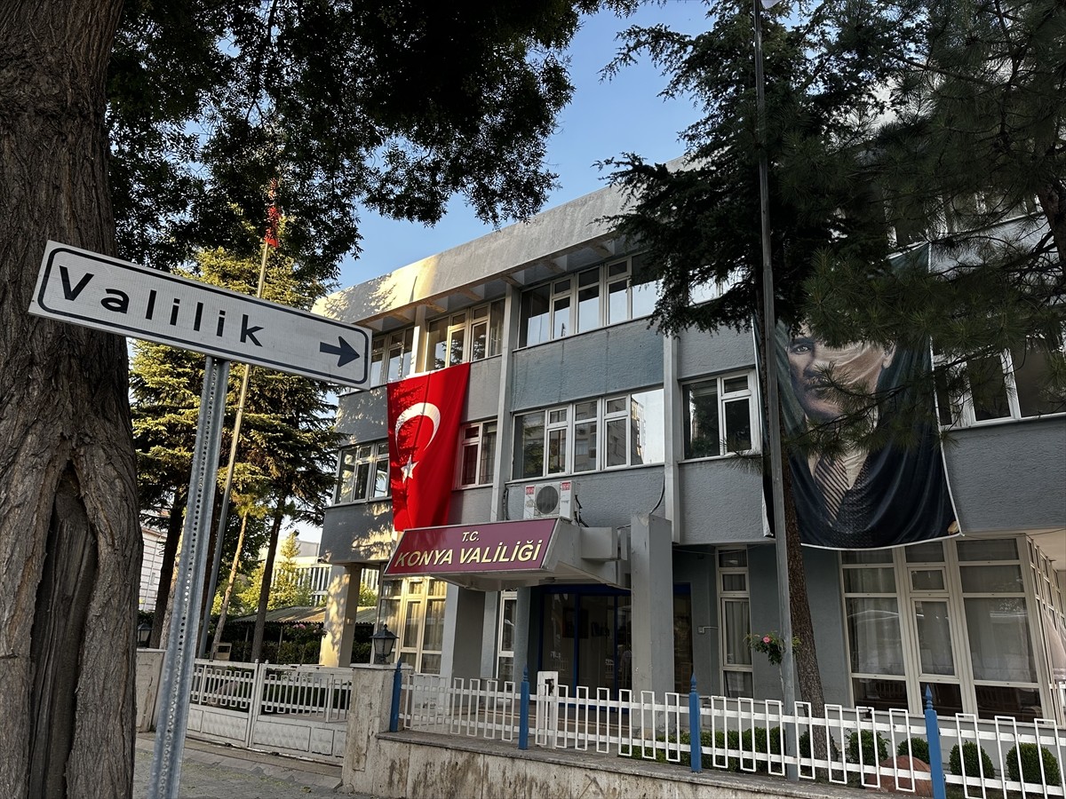 Konya'da "Terörsüz Türkiye"ye destek için kamu binalarına ve bazı caddelere Türk bayrakları...