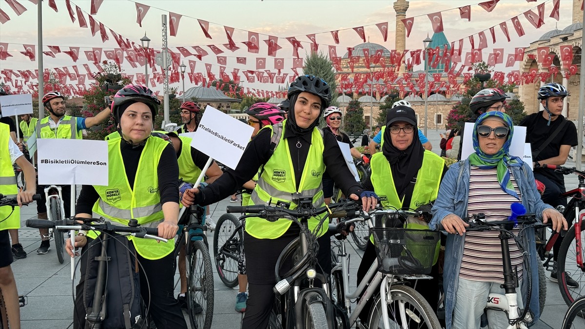 Konya'daki bisiklet topluluklarınca, trafik kazasında yaşamını yitiren bisiklet sürücüsü Ahmet...