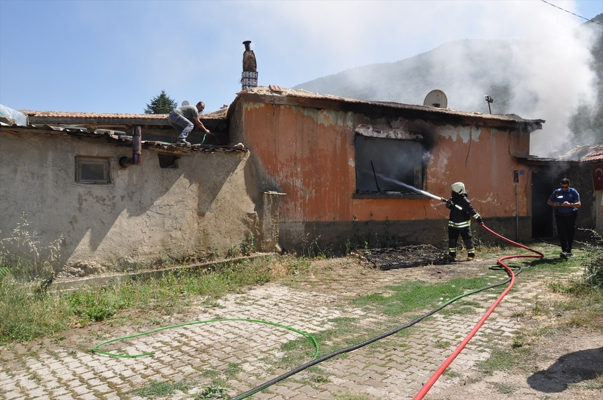 Konya'nın Akşehir ilçesinde bir evde çıkan yangında bir kişi yaşamını yitirdi.