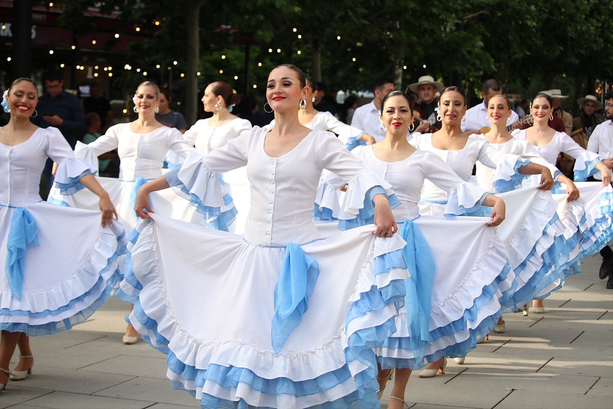Kosova'nın başkenti Priştine'de, 4. Uluslararası New Born Dans Festivali kapsamında kortej...