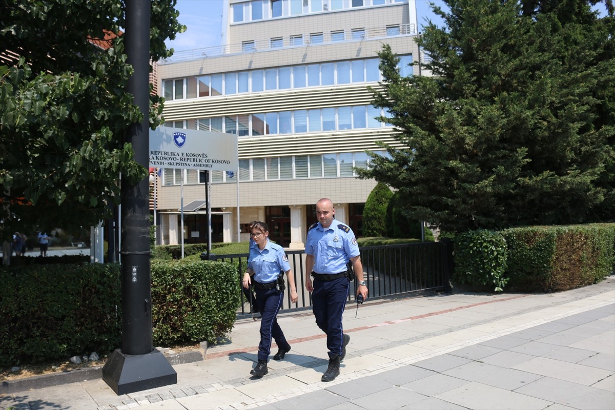 Kosova Meclisinin, yapılan bomba ihbarı sonrası tahliye edildiği bildirildi. Meclis binası ve...