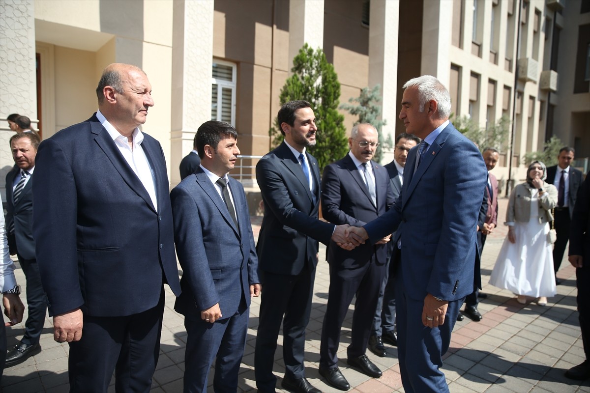 Kültür ve Turizm Bakanı Mehmet Nuri Ersoy, Balıkesir Valiliği'ne gerçekleştirdiği ziyaretin...