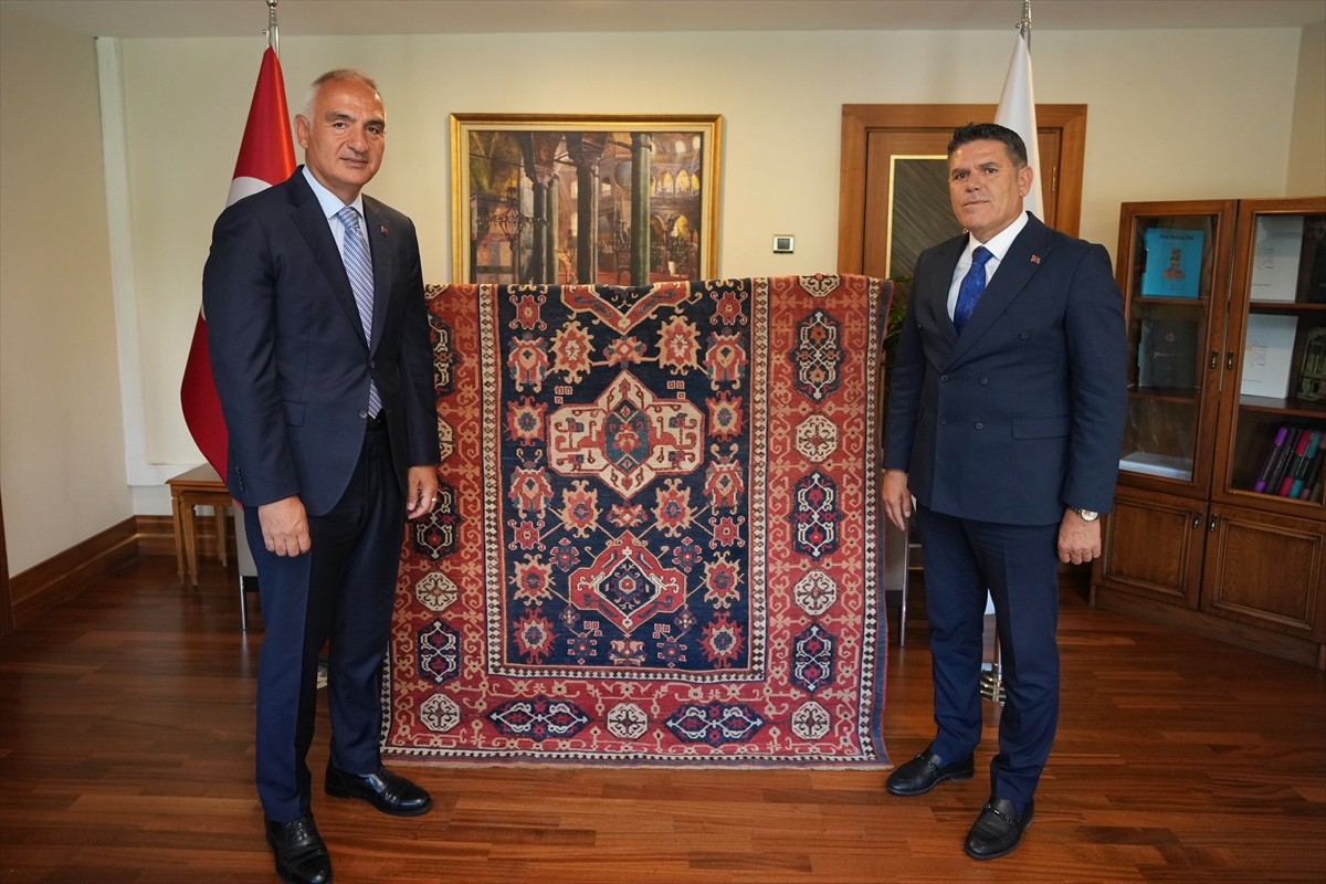 Kültür ve Turizm Bakanı Mehmet Nuri Ersoy (solda), yaklaşık 5 asırlık tarihi bulunan Uşak...