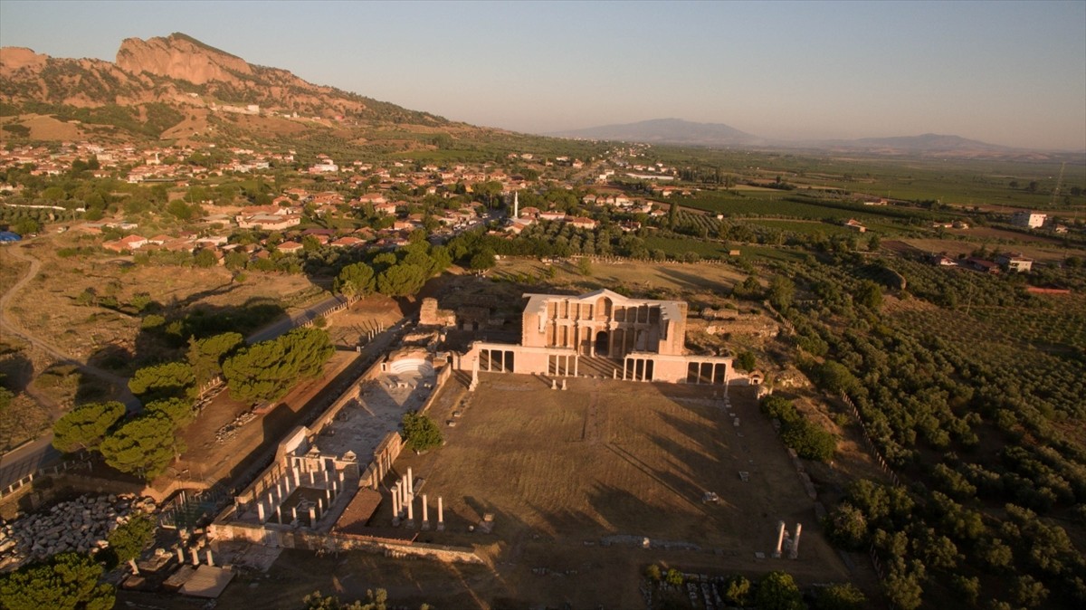 Kültür ve Turizm Bakanlığınca, Manisa'nın Salihli ilçesinde yer alan Sardes Antik Kenti ve Bin...