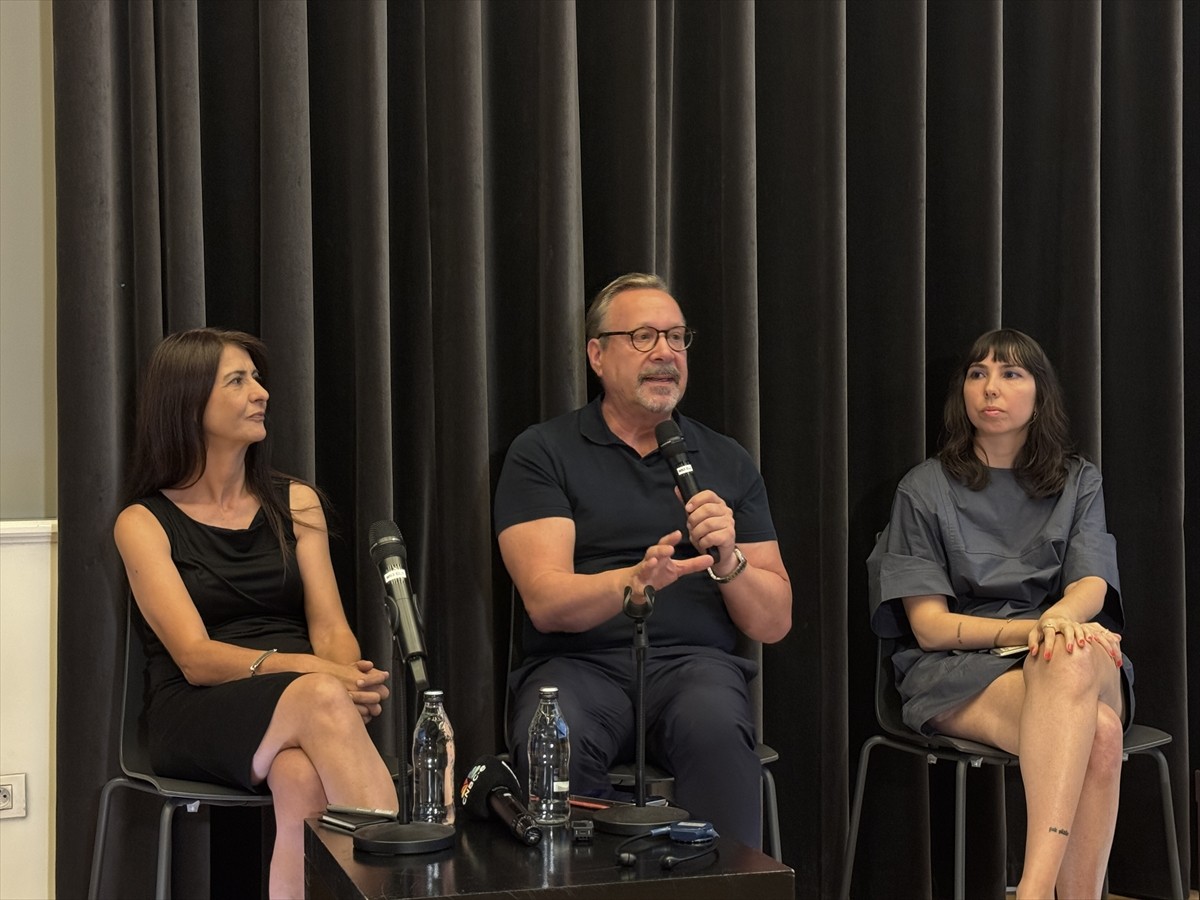 Küratörlüğünü Gülce Özkara'nın (sağ 2), araştırmalarını Dilek Kaya'nın üstlendiği, aynı isimli...