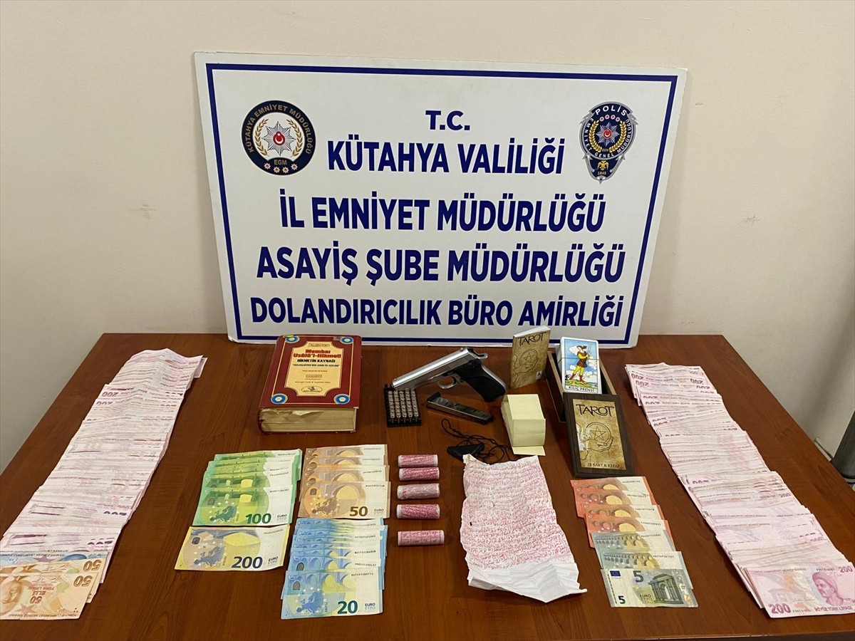 Kütahya'da büyücülük yoluyla dolandırıcılık yaparak haksız kazanç sağladıkları iddiasıyla...