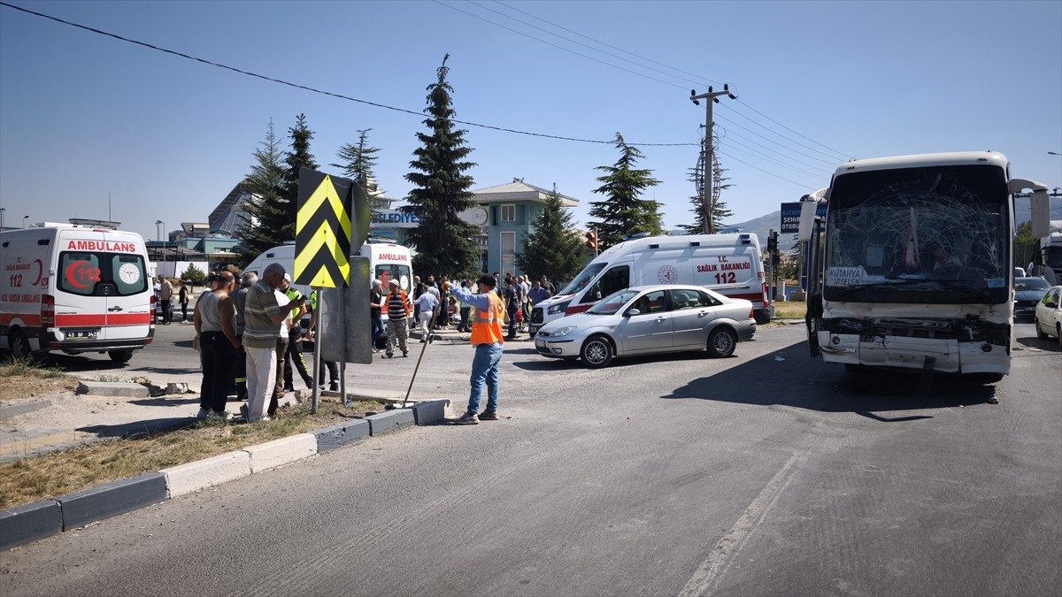 Kütahya'da işçi servisinin LPG yüklü tankere arkadan çarpması sonucu 35 kişi yaralandı.