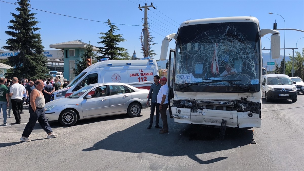 Kütahya'da işçi servisinin LPG yüklü tankere arkadan çarpması sonucu 35 kişi yaralandı.